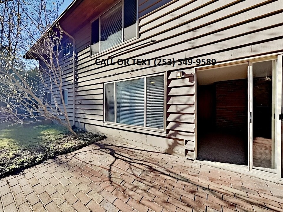233 S 301st St in Federal Way, WA - Building Photo