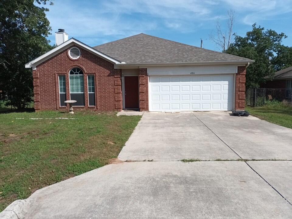 406 Red Bud Ln in Tolar, TX - Foto de edificio