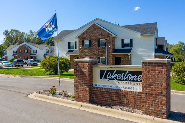 Lakestone Apartments in Ann Arbor, MI - Foto de edificio - Building Photo