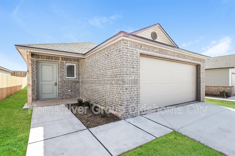 1205 Clydesdale Dr in Guthrie, OK - Foto de edificio