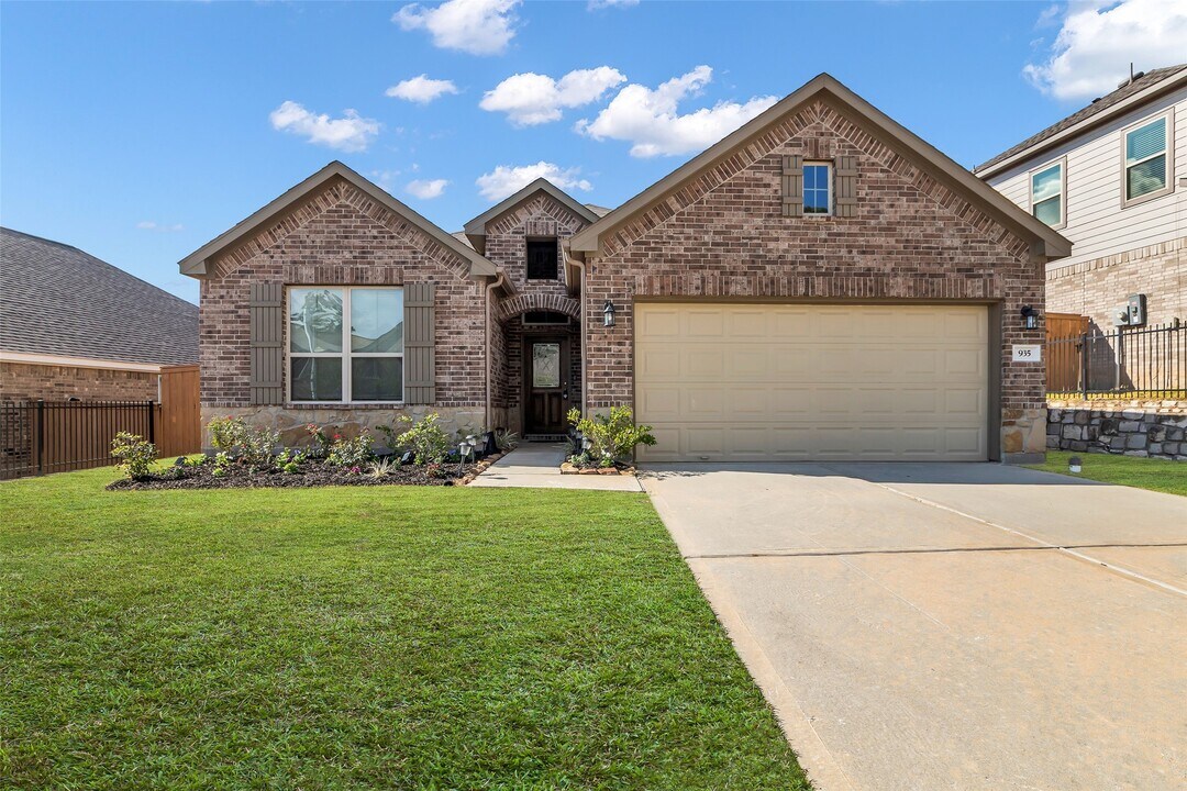 935 Golden Willow Ln in Conroe, TX - Building Photo