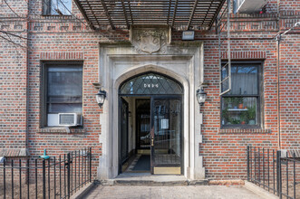 4752 44th St in Woodside, NY - Foto de edificio - Building Photo