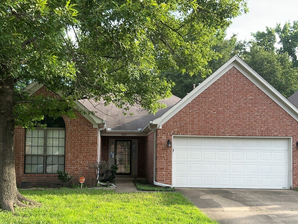 8002 Jills Creek Dr in Bartlett, TN - Building Photo