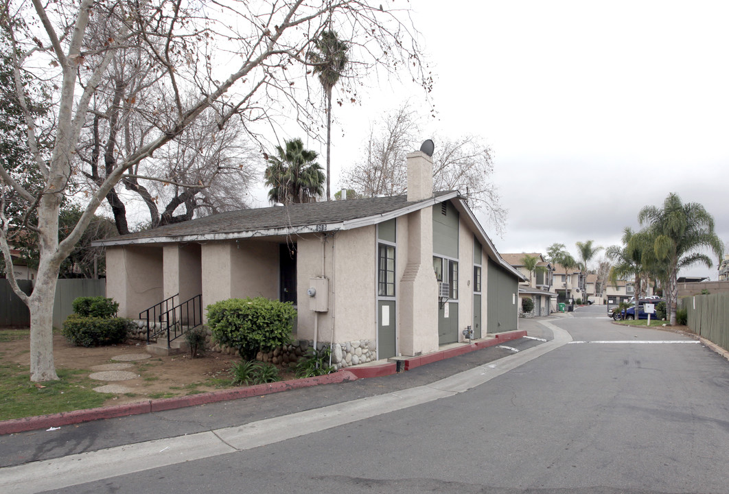 Brighton Village in Escondido, CA - Foto de edificio