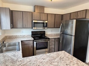 200 Cheryl Ln in Phoenix, OR - Building Photo - Building Photo