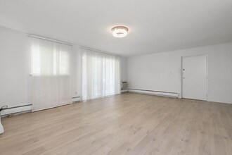 11 Crescent Dr, Unit 10 in Andover, MA - Foto de edificio - Building Photo