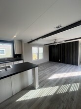 15803 S Flores St in San Antonio, TX - Foto de edificio - Building Photo