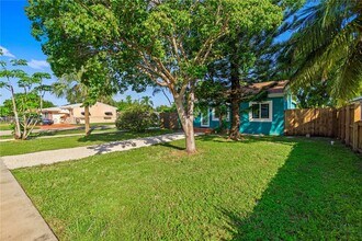 2447 Wilson St in Hollywood, FL - Building Photo - Building Photo