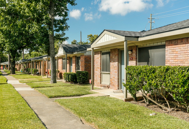 Donovan Village Apartments in Houston, TX - Foto de edificio - Building Photo