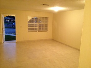 4063 SW 51st St in Fort Lauderdale, FL - Foto de edificio - Building Photo
