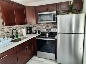 1102 N 14th Ave in Hollywood, FL - Building Photo - Building Photo