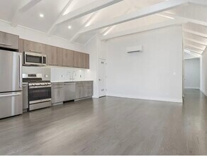 1924 W Grand Ave, Unit 2 in Chicago, IL - Building Photo - Building Photo