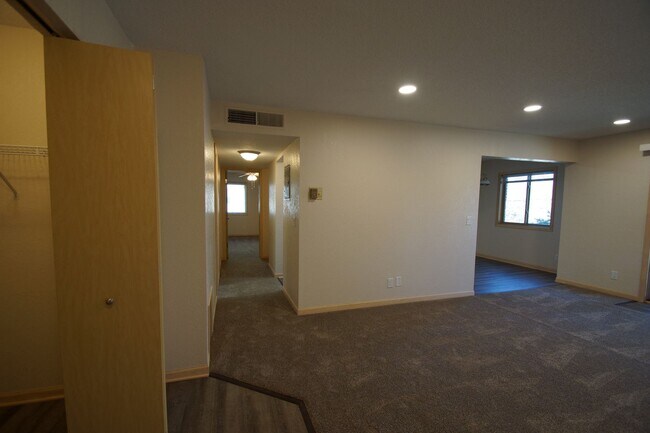 1260 Larpenteur Ave W in St. Paul, MN - Foto de edificio - Building Photo