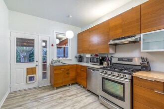 2321 SE 11th Ave in Portland, OR - Building Photo - Building Photo