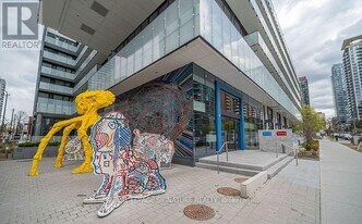 161 Roehampton Ave in Toronto, ON - Building Photo