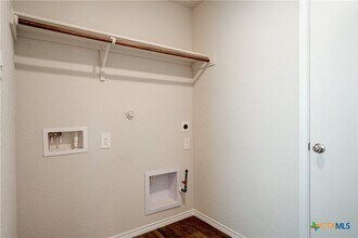 121 Roanwood Dr in San Marcos, TX - Foto de edificio - Building Photo