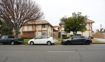 121 W Maple St in Glendale, CA - Foto de edificio - Building Photo