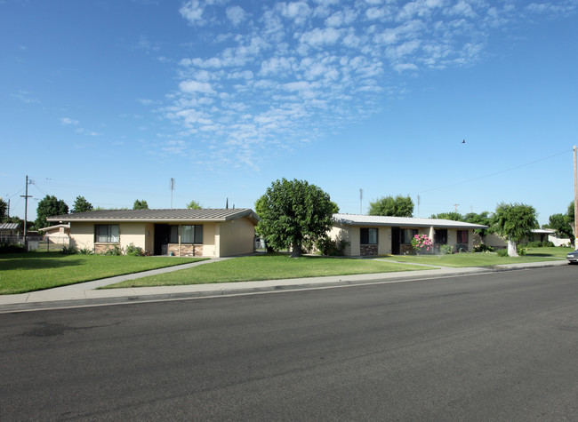 1435 S College Ln in Dinuba, CA - Foto de edificio - Building Photo