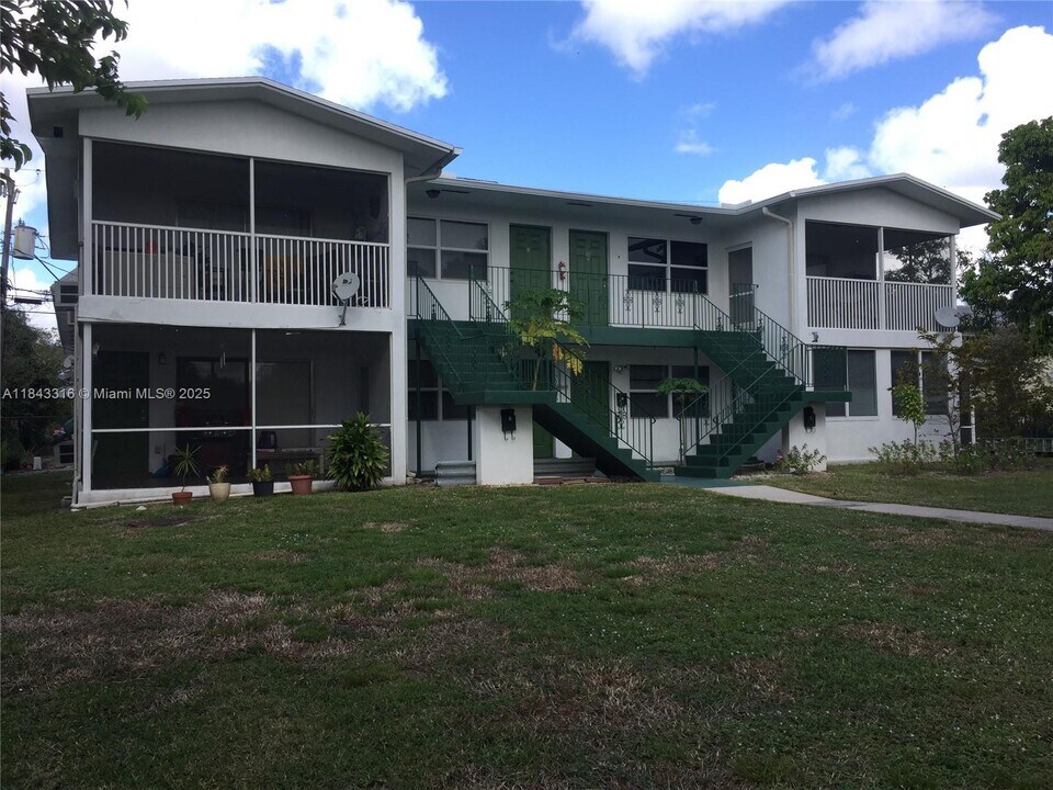 2829 Jackson St in Hollywood, FL - Building Photo