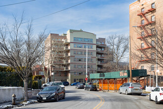 84-42 Smedley St in Jamaica, NY - Foto de edificio - Building Photo