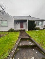 202 N College St in Newberg, OR - Building Photo