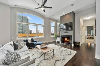 711 W Grand Ave in Chicago, IL - Building Photo - Building Photo
