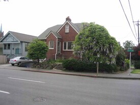 5267 11th Ave NE, Unit Apt B in Seattle, WA - Building Photo