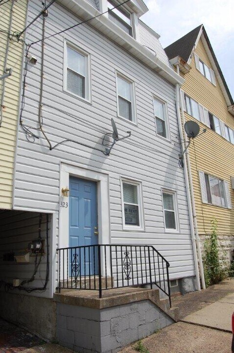 323 38th St, Unit 2 in Pittsburgh, PA - Building Photo