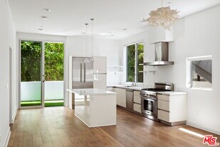 616 Croft Ave in West Hollywood, CA - Building Photo