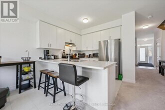 13 Edminston Dr in Fergus, ON - Building Photo - Building Photo