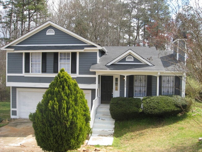 2056 Charles Cudd Ct in Lithonia, GA - Building Photo - Building Photo