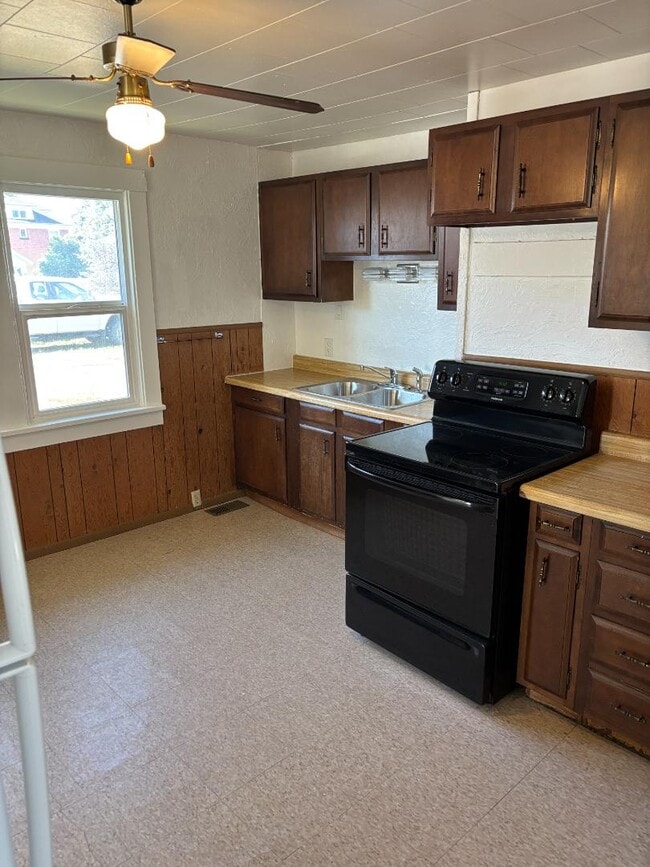 411 Opal St in Kemmerer, WY - Building Photo - Building Photo