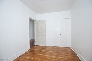 6911 Franklin Blvd in Cleveland, OH - Building Photo