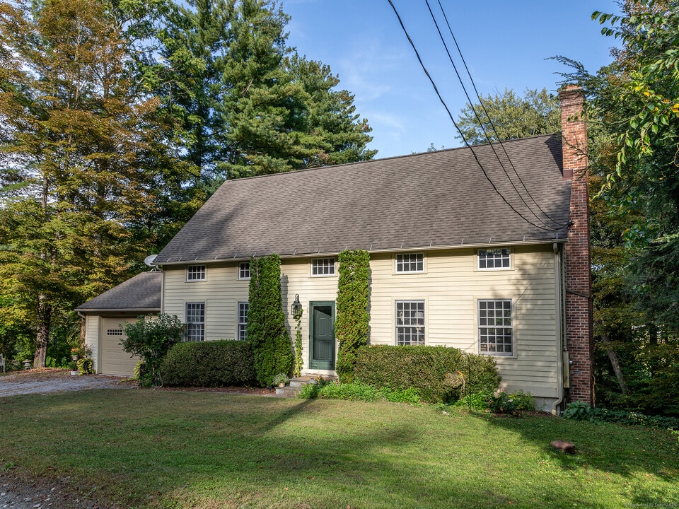 19 Ruffin Rd in Woodbury, CT - Building Photo