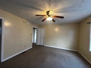 4850 National Rd, Unit 1A in Triadelphia, WV - Foto de edificio - Building Photo