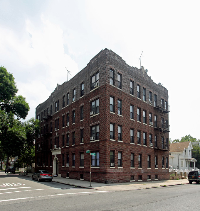 Richmond Hall in Richmond Hill, NY - Building Photo