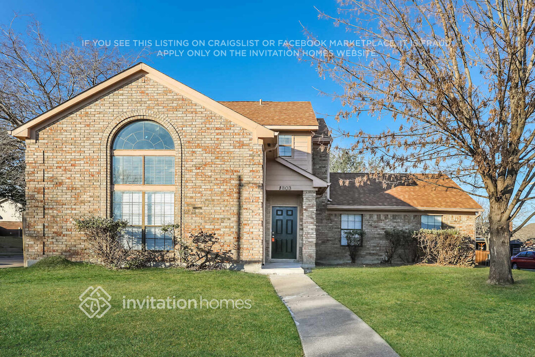 1803 Shoreline Dr in Mesquite, TX - Foto de edificio
