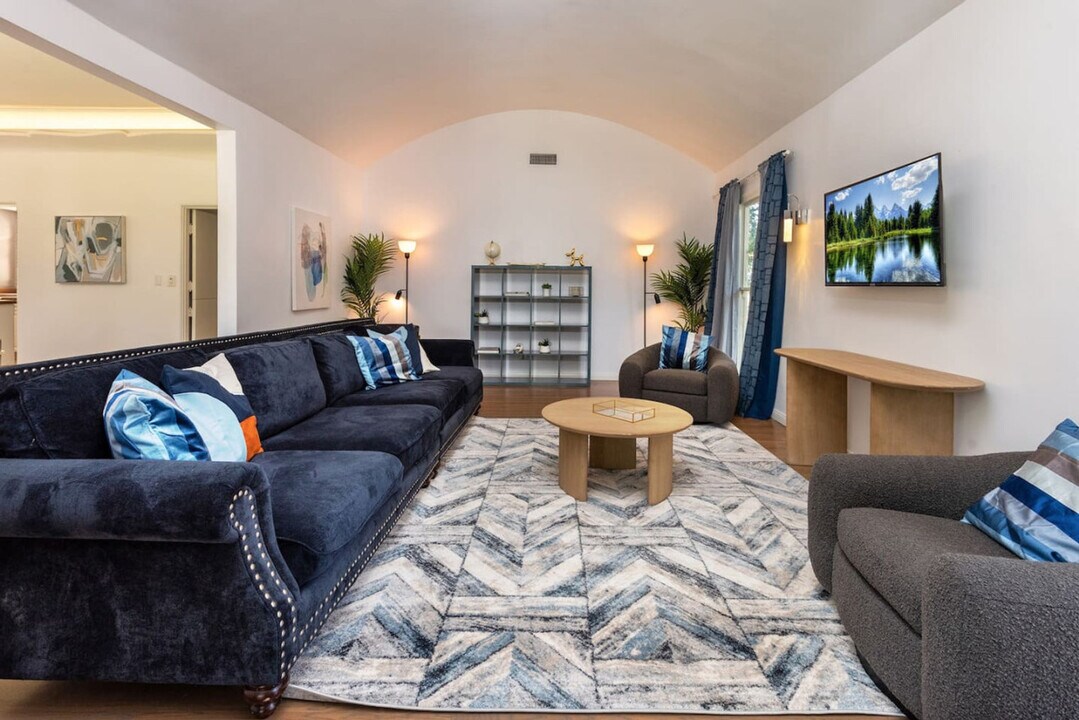 315 S Highland Ave-Unit -ID1042756P in Los Angeles, CA - Building Photo