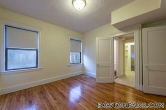 26 Hamilton Rd, Unit 3 in Brookline, MA - Building Photo - Building Photo