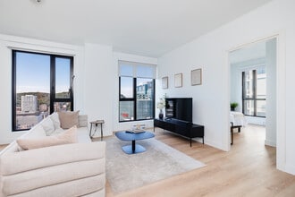 Le George Apartments in Montréal, QC - Building Photo - Building Photo