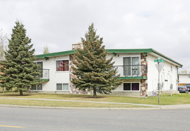 416 72nd Ave NE in Calgary, AB - Building Photo - Primary Photo