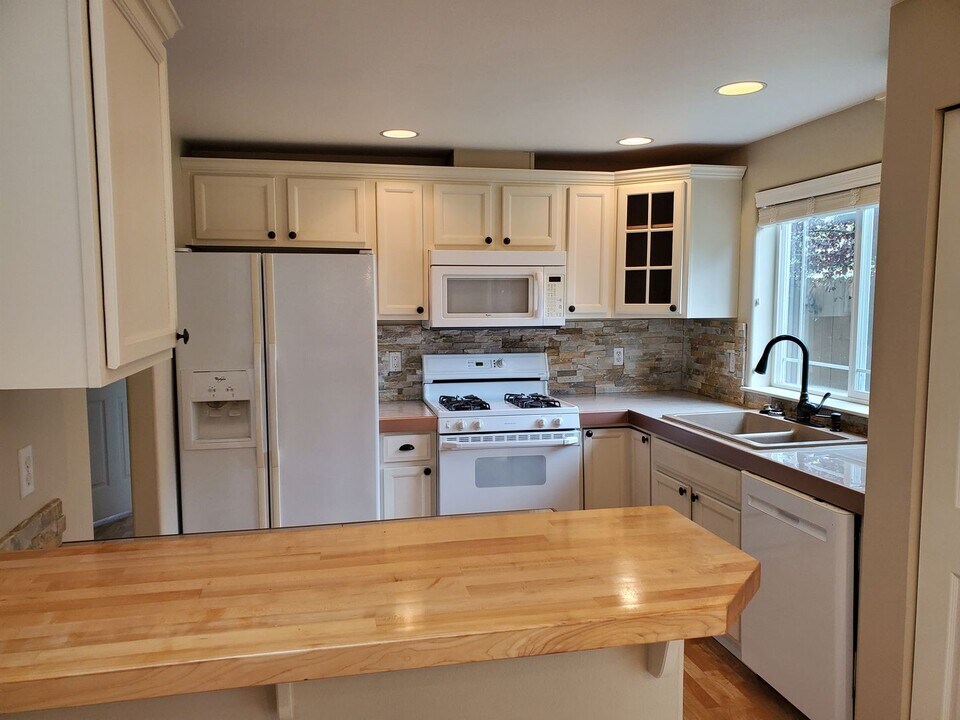 668 Andy Ct in Bellingham, WA - Building Photo