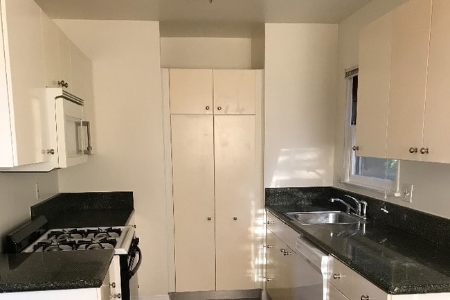 940 N Cedar St, Unit 4 in Inglewood, CA - Building Photo - Building Photo