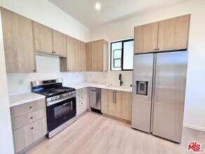 17850 Saticoy St in Los Angeles, CA - Building Photo - Building Photo