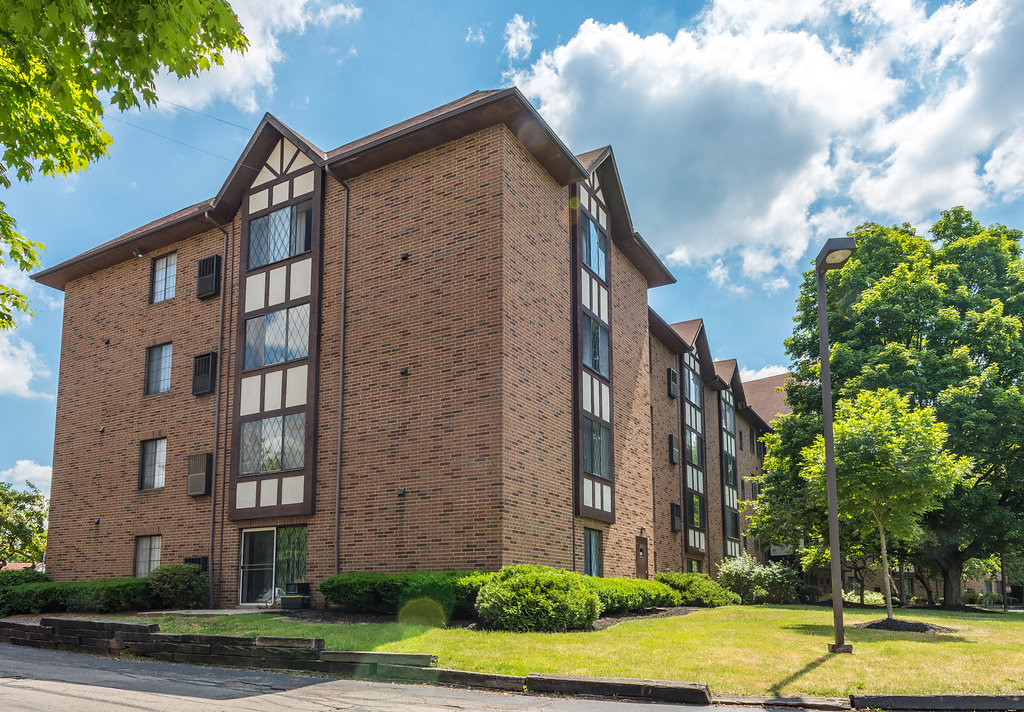 Emerick Manor in Warrensville Heights, OH - Building Photo