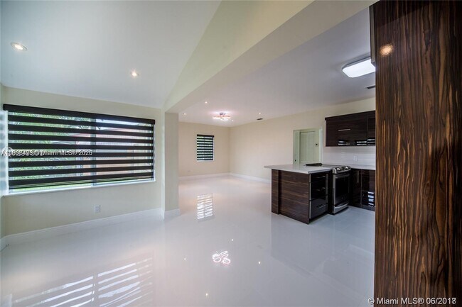 1748 NE 180th St in North Miami Beach, FL - Building Photo - Building Photo