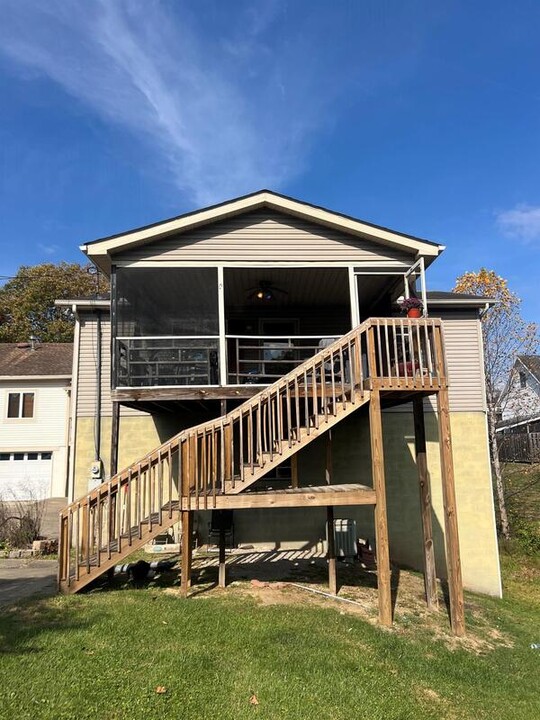 31 Botley Ln in Hurricane, WV - Foto de edificio