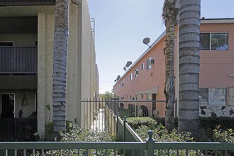 1125 W Stoneridge Ct in Ontario, CA - Foto de edificio - Building Photo