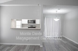 2306 Fuzz Fairway in Austin, TX - Foto de edificio - Building Photo