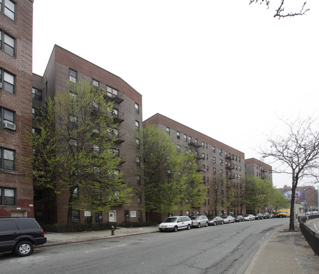 Hampton House in Rego Park, NY - Foto de edificio - Building Photo